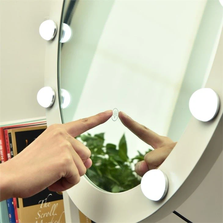 Round Hollywood Mirror